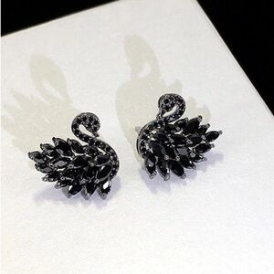Black swan stud earrings